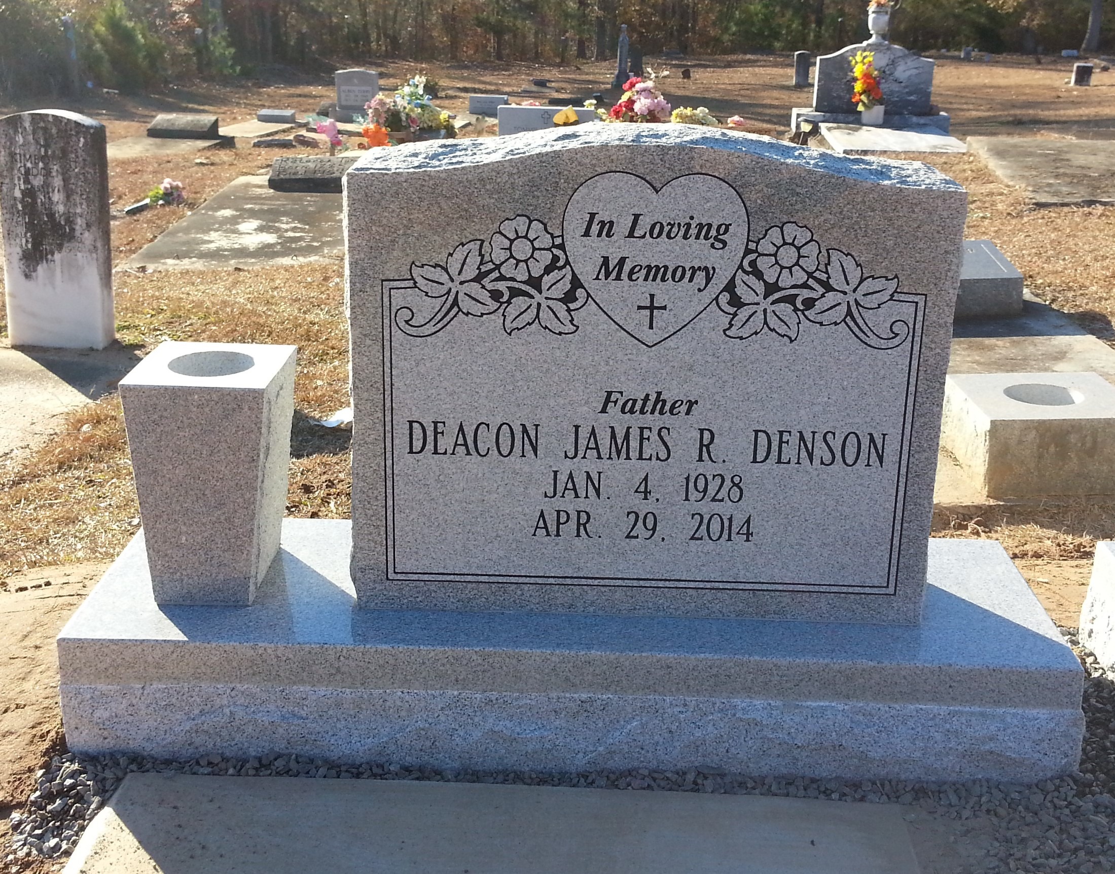 20141128_153922 single gravestone with engraved heart and vase